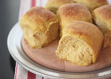 Pumpkin Pull-Apart Pan Rolls