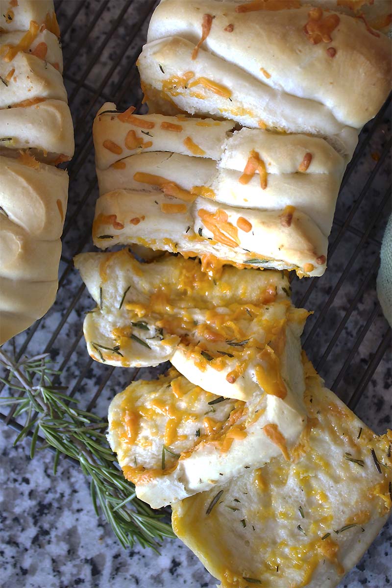 Cheddar Rosemary Garlic Pull-Apart Bread