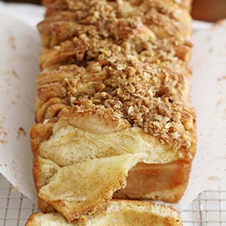 Apple Cinnamon Streusel Pull-Apart Bread