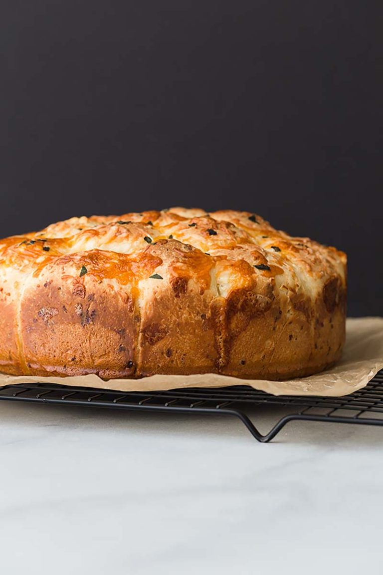 Cheesy Garlic Pull-Apart Rolls